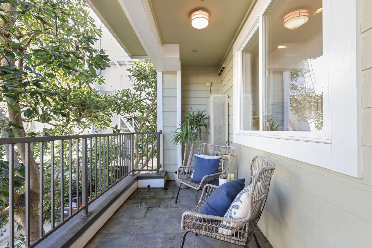 Bright 2 Bedroom Nob Hill Condominium