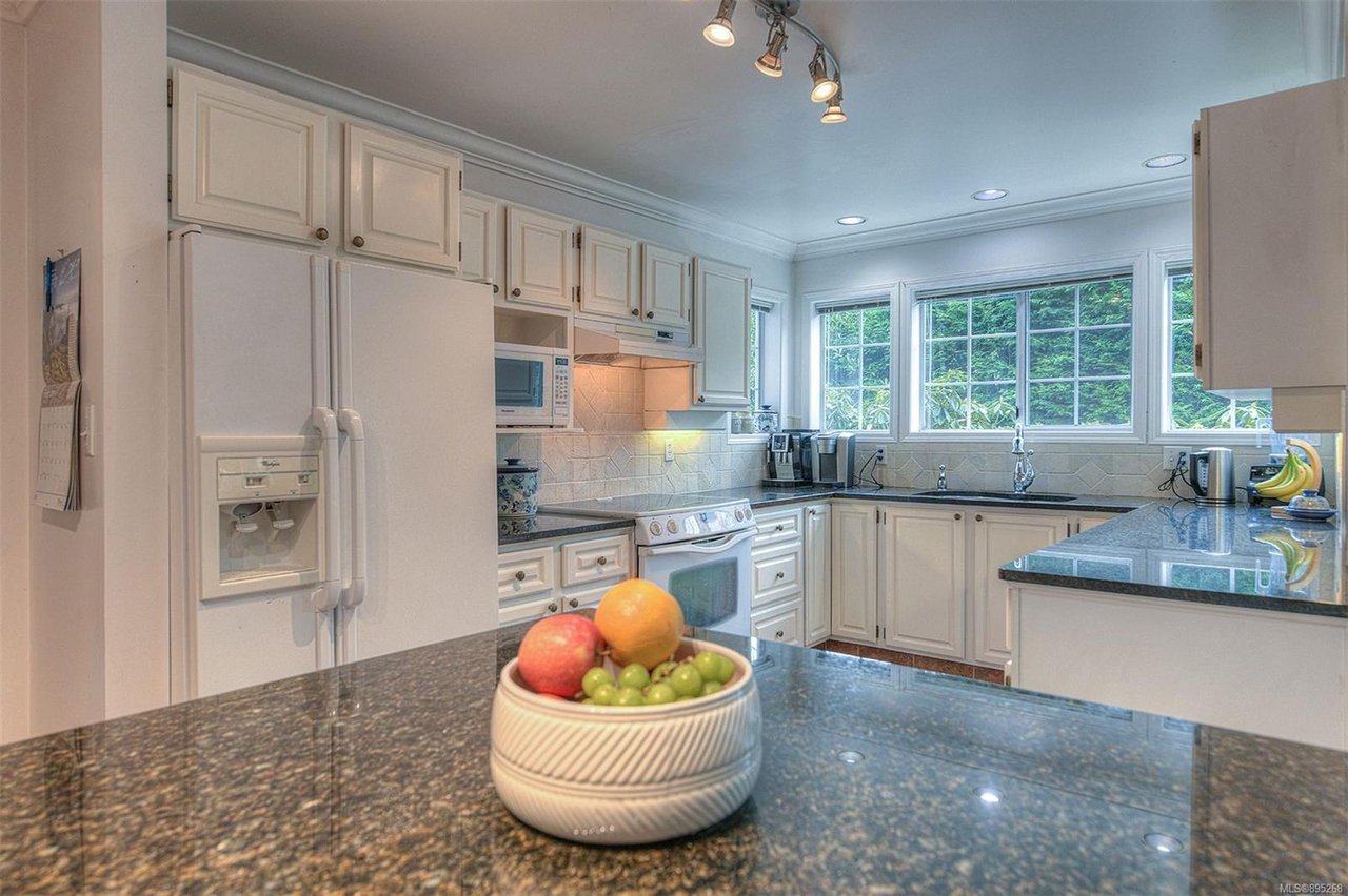 751 Helvetia Cres