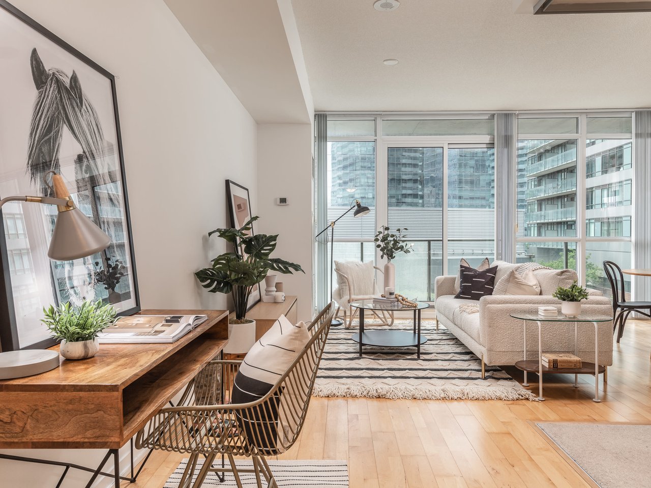 SOUTH SUITE IN MAPLE LEAF SQUARE