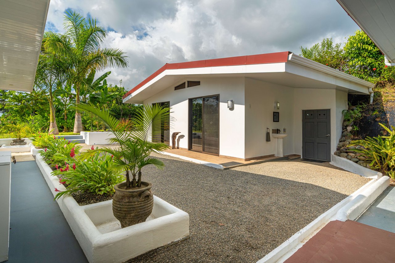 Beautiful 4 Bed Home with 2 Bed Villa, Private,  Easy Access