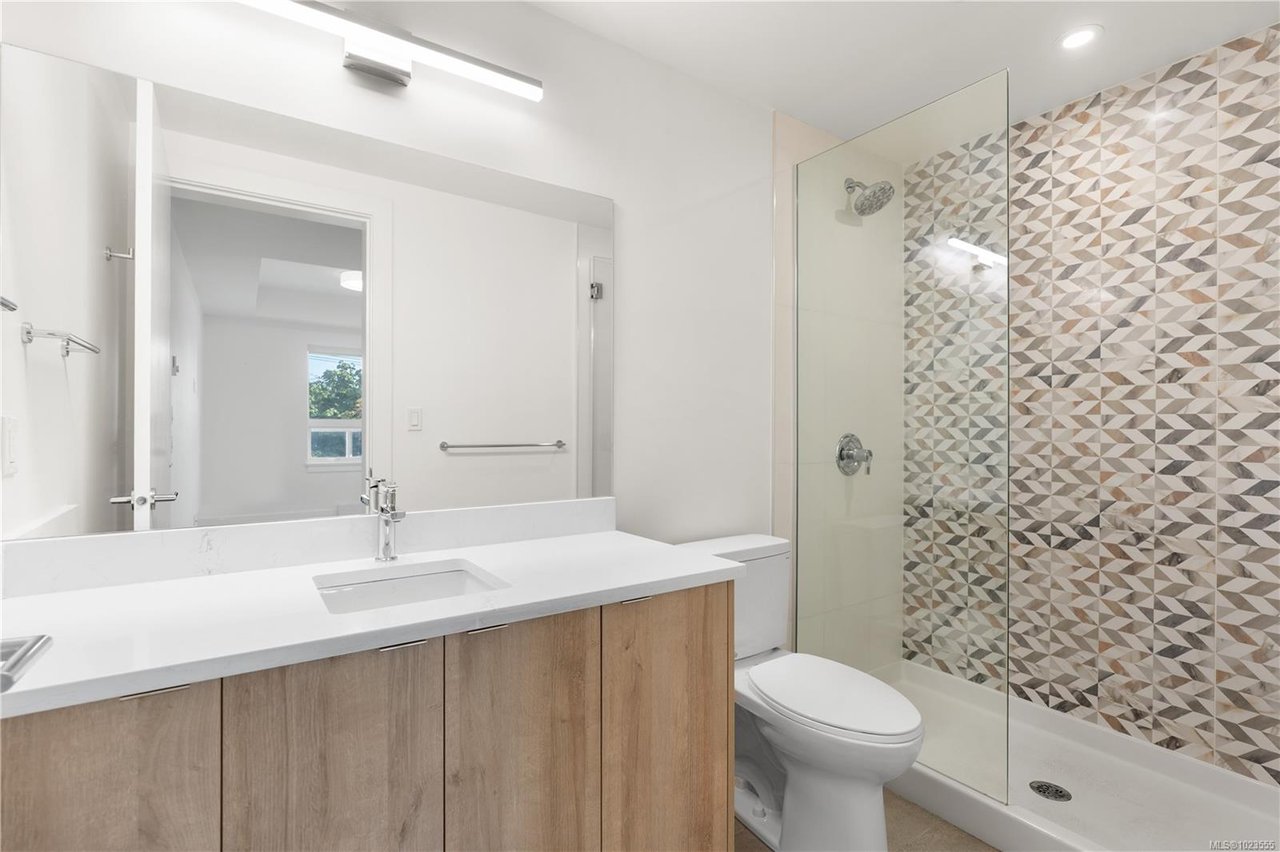 402-757 Tyee Rd, Victoria