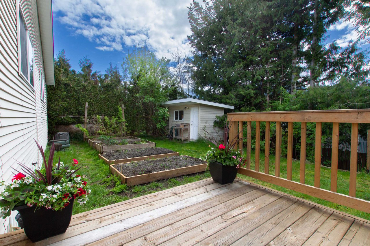 1016 Edgewater Cres