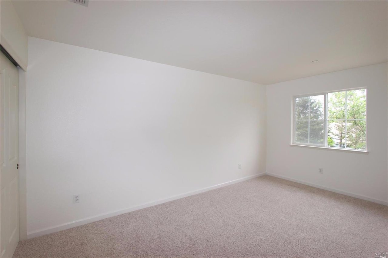 2525 Edgewater Dr