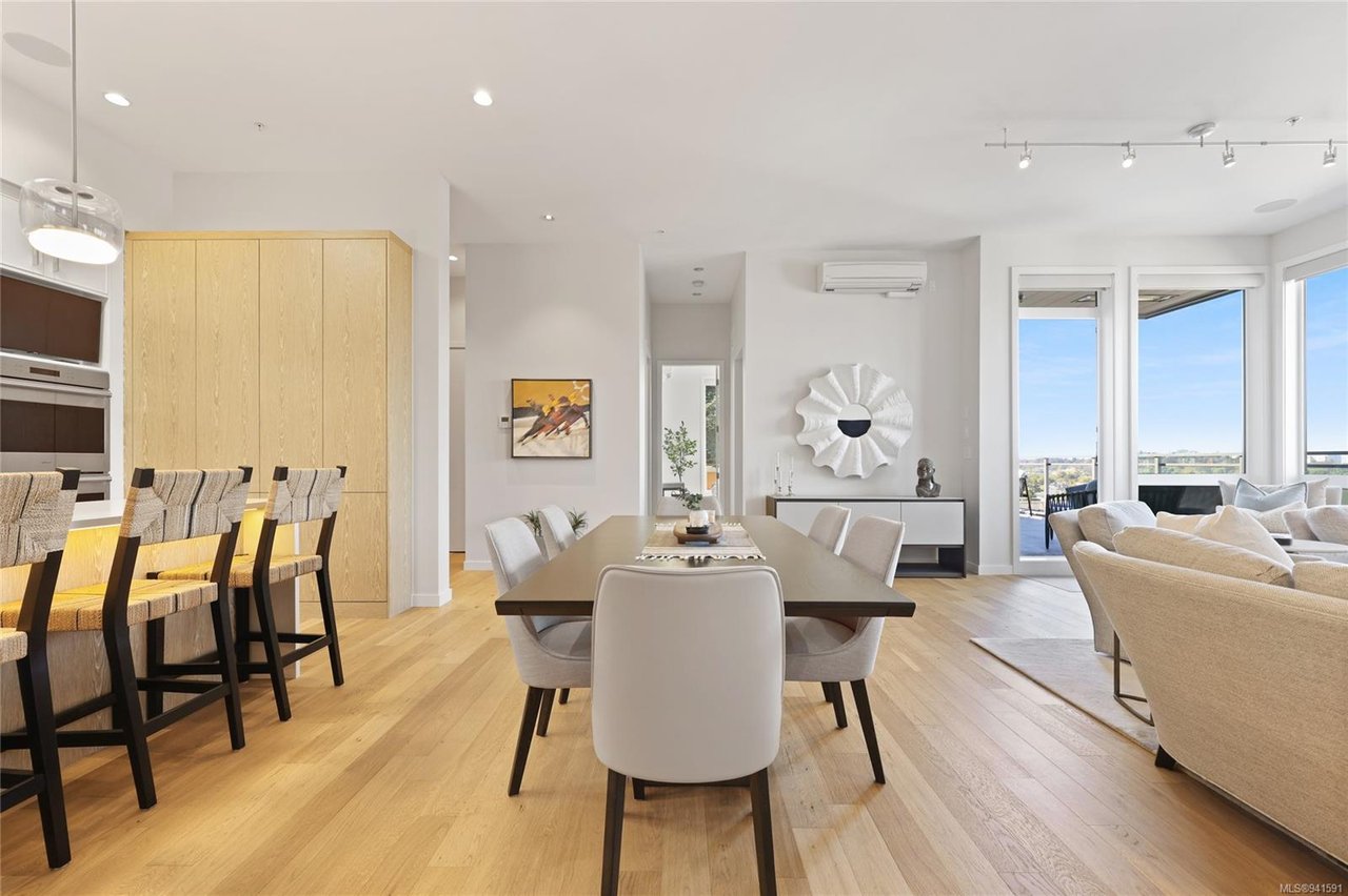 403-1018 Pentrelew Pl