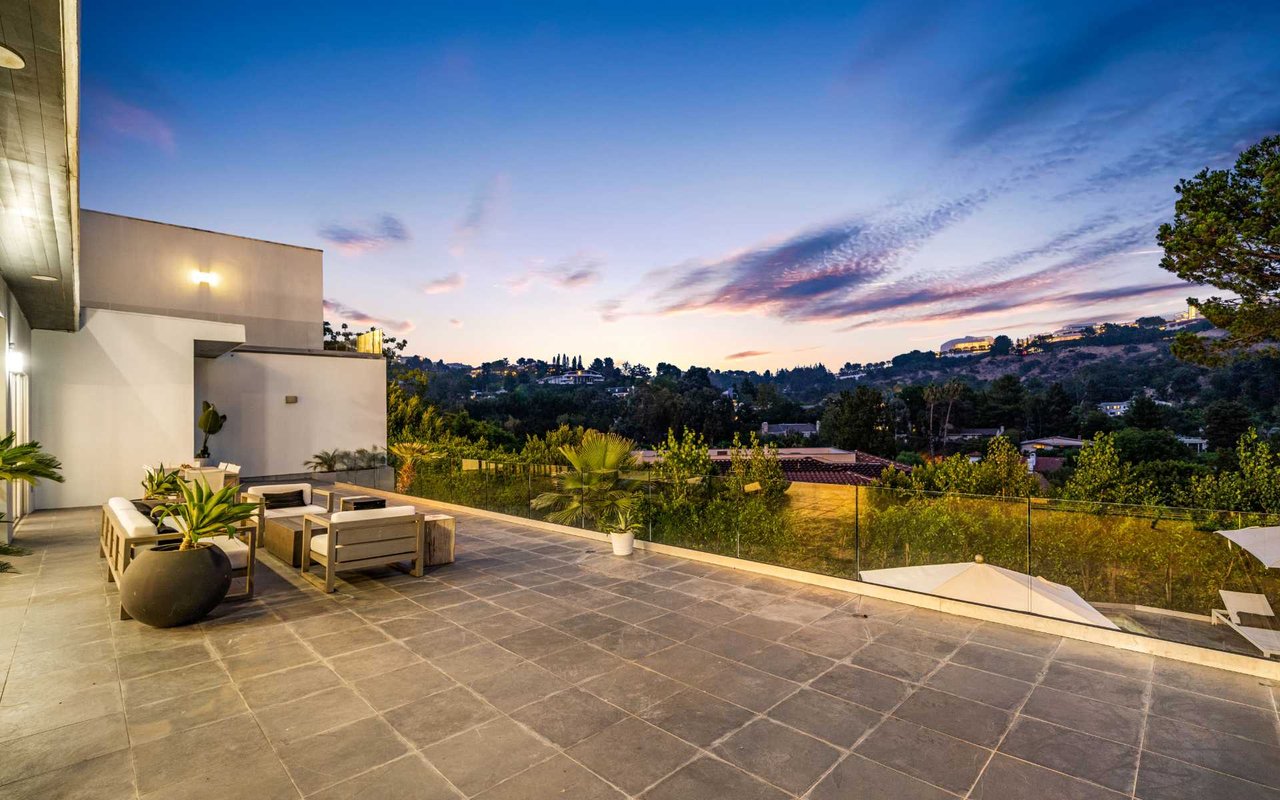 Travis Modern Mansion - Brentwood