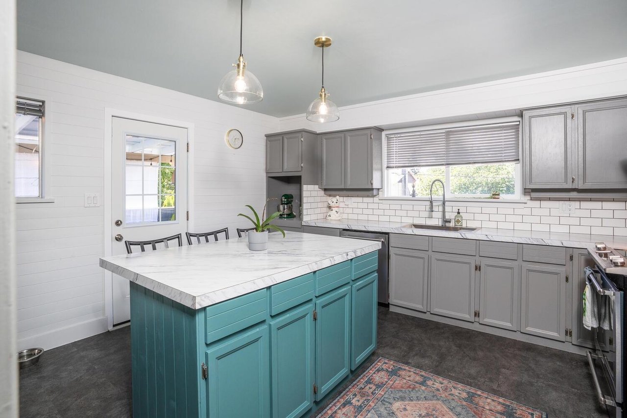 4352 49 St