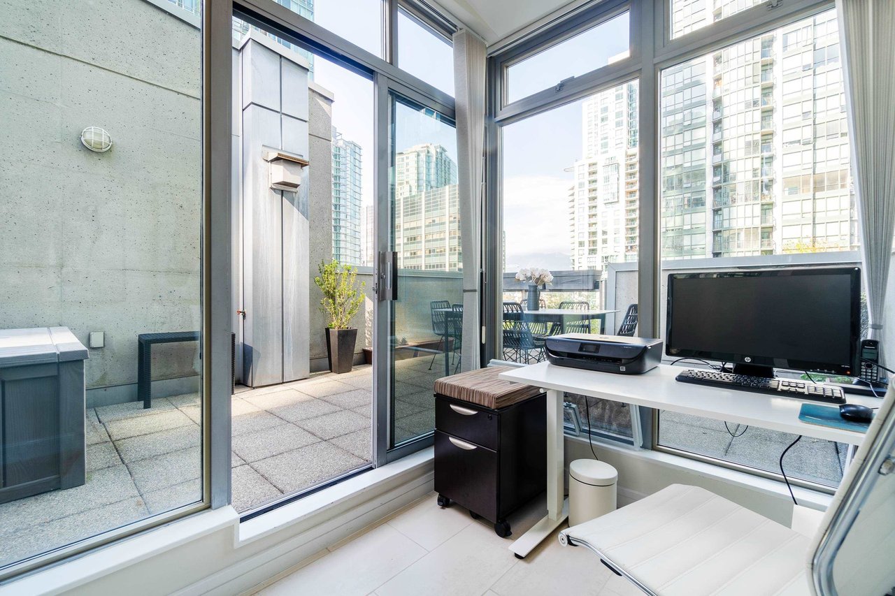 1233 Alberni St