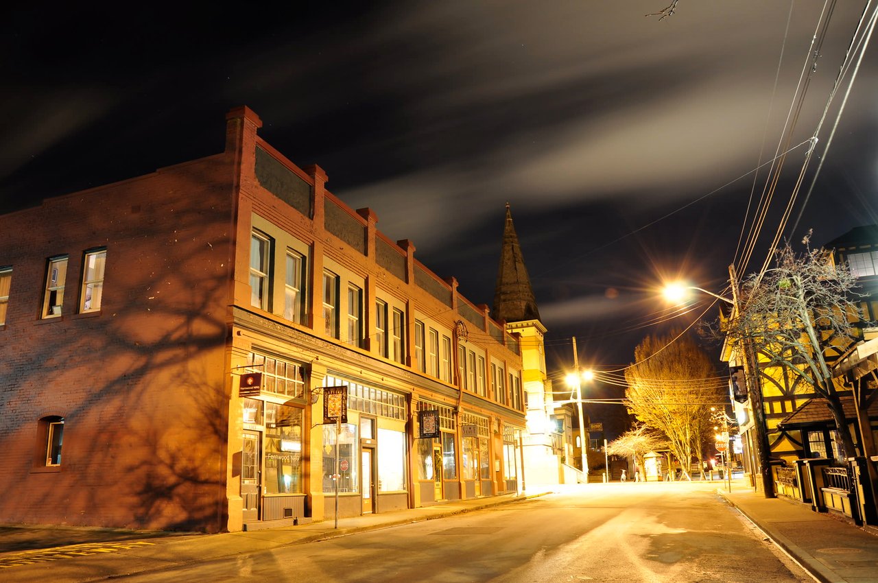 Fernwood Inn at night