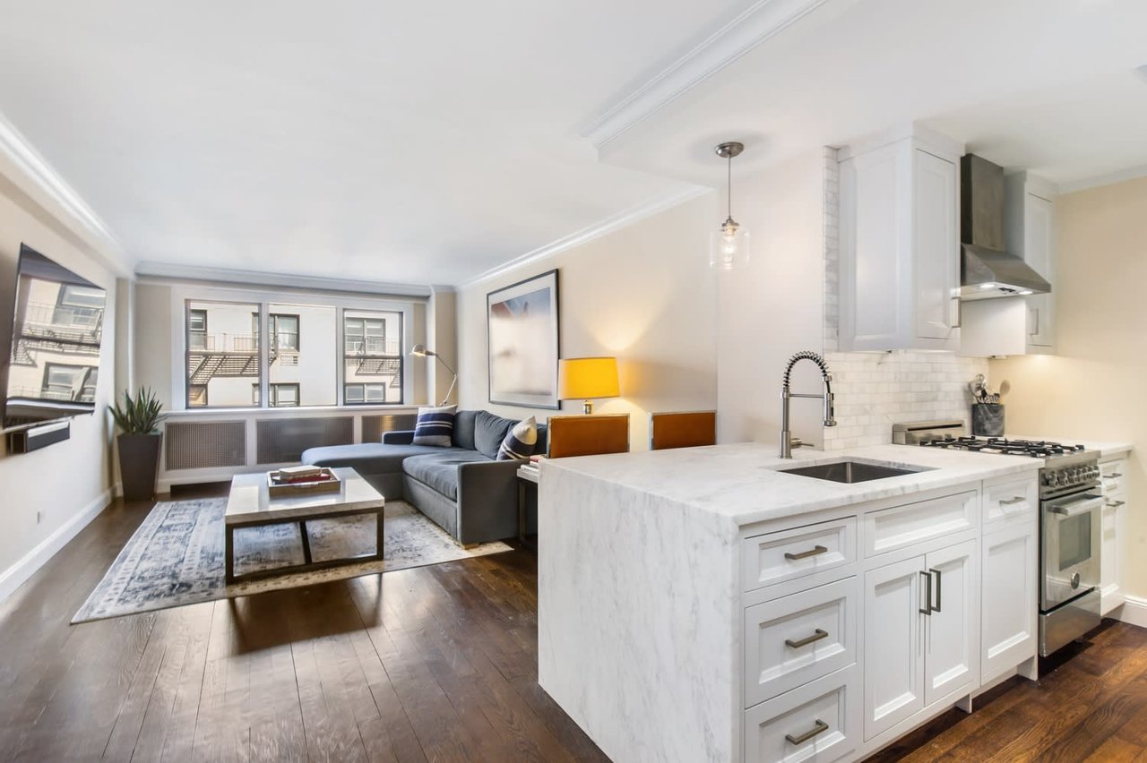 210 E 15th St, #7L