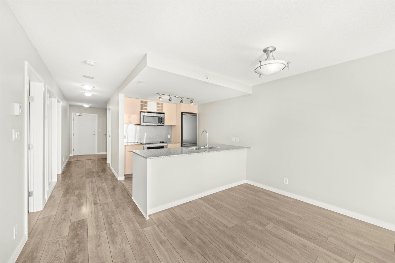 1905-233 Robson St
