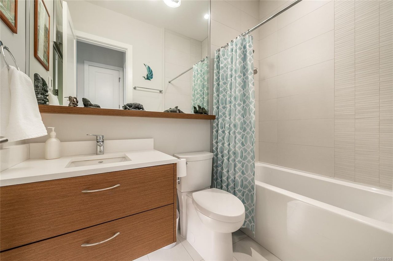 401-1765 Oak Bay Ave