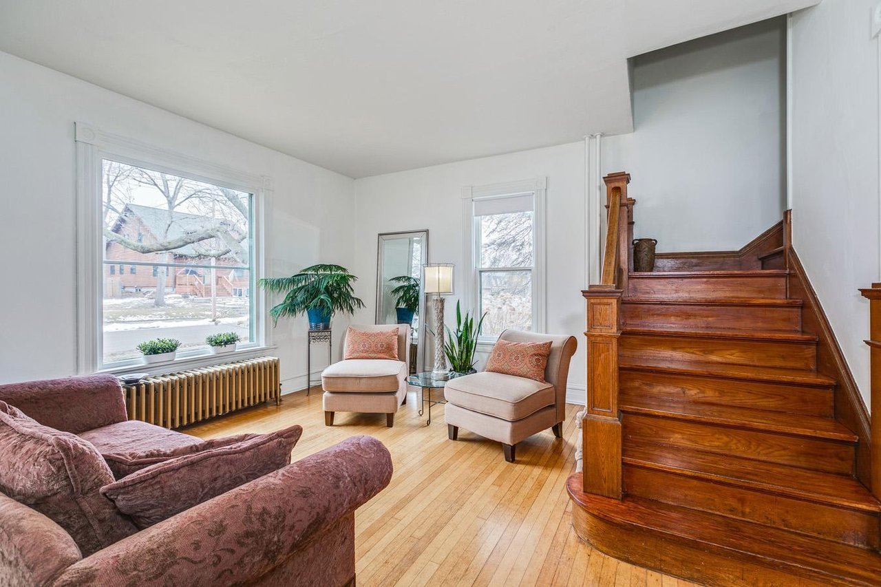 814 Olive St W