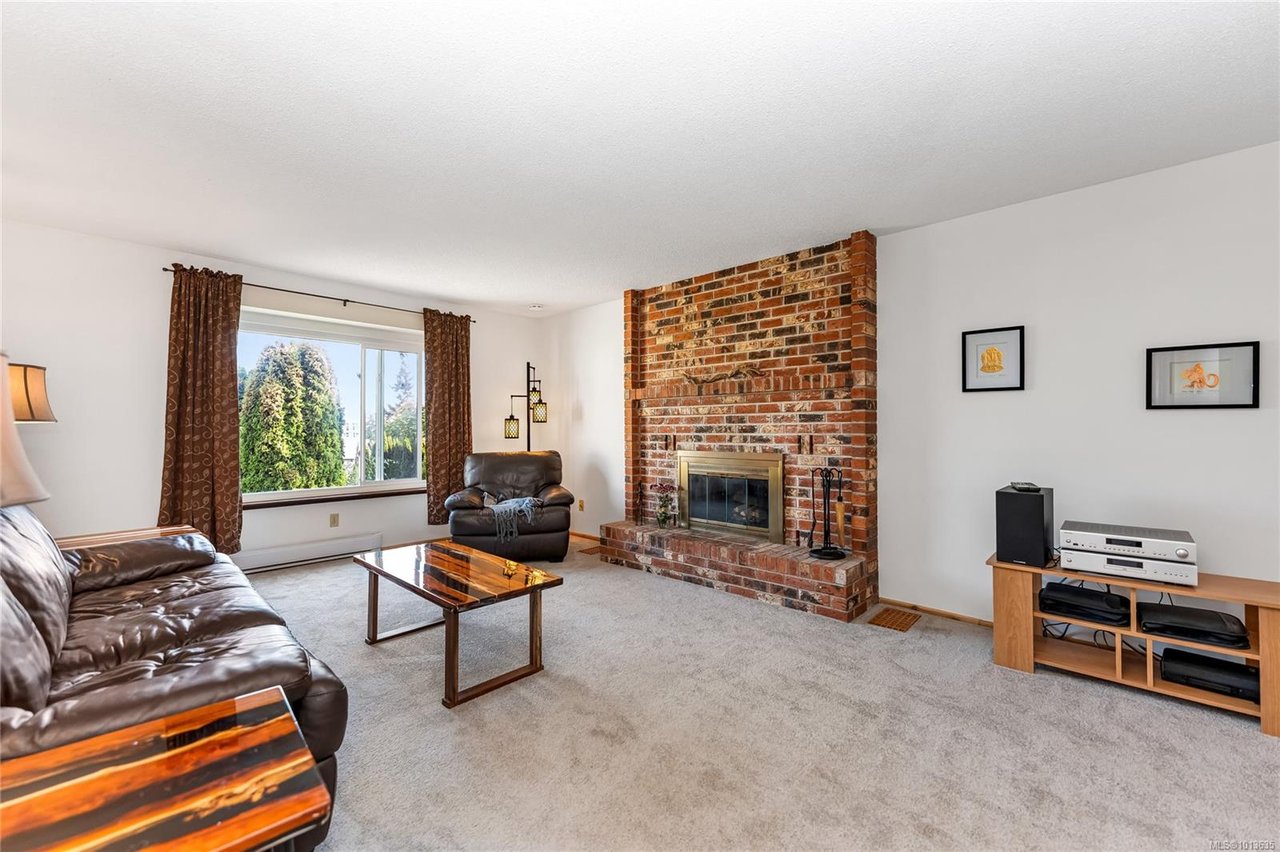 7678 Grieve Cres