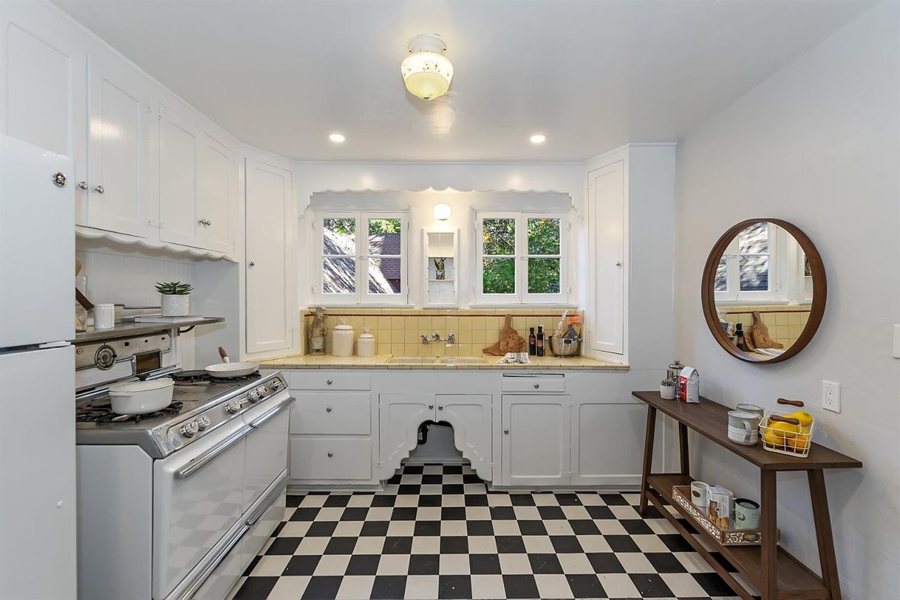 323 Sunset Dr