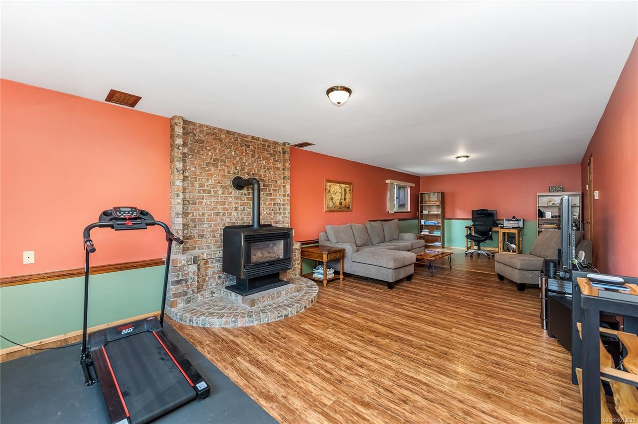 7678 Grieve Cres
