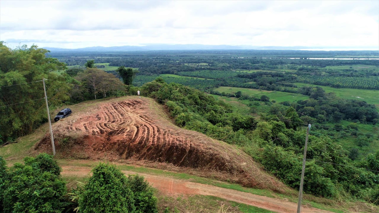 9 acres property with 360 panoramic views and 80m highway frontage