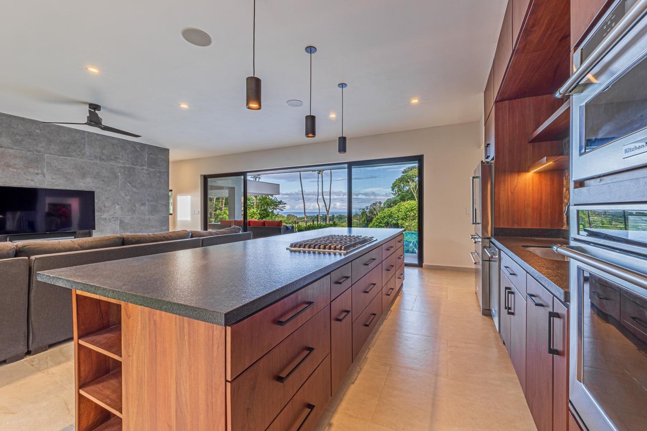 Outstanding Uvita Gem, Hidden in the Canopy with Ocean and Mountain Views