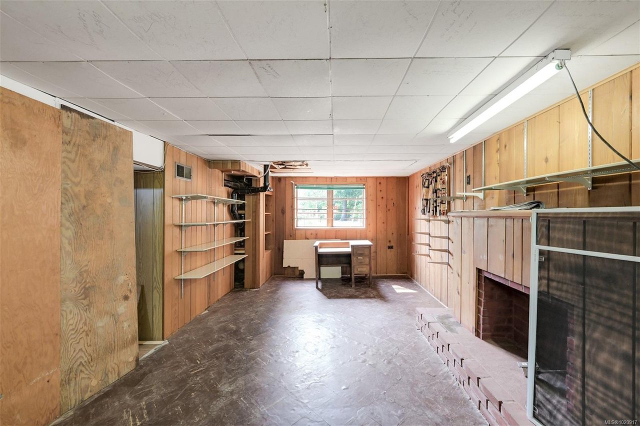 2587 MacDonald Dr
