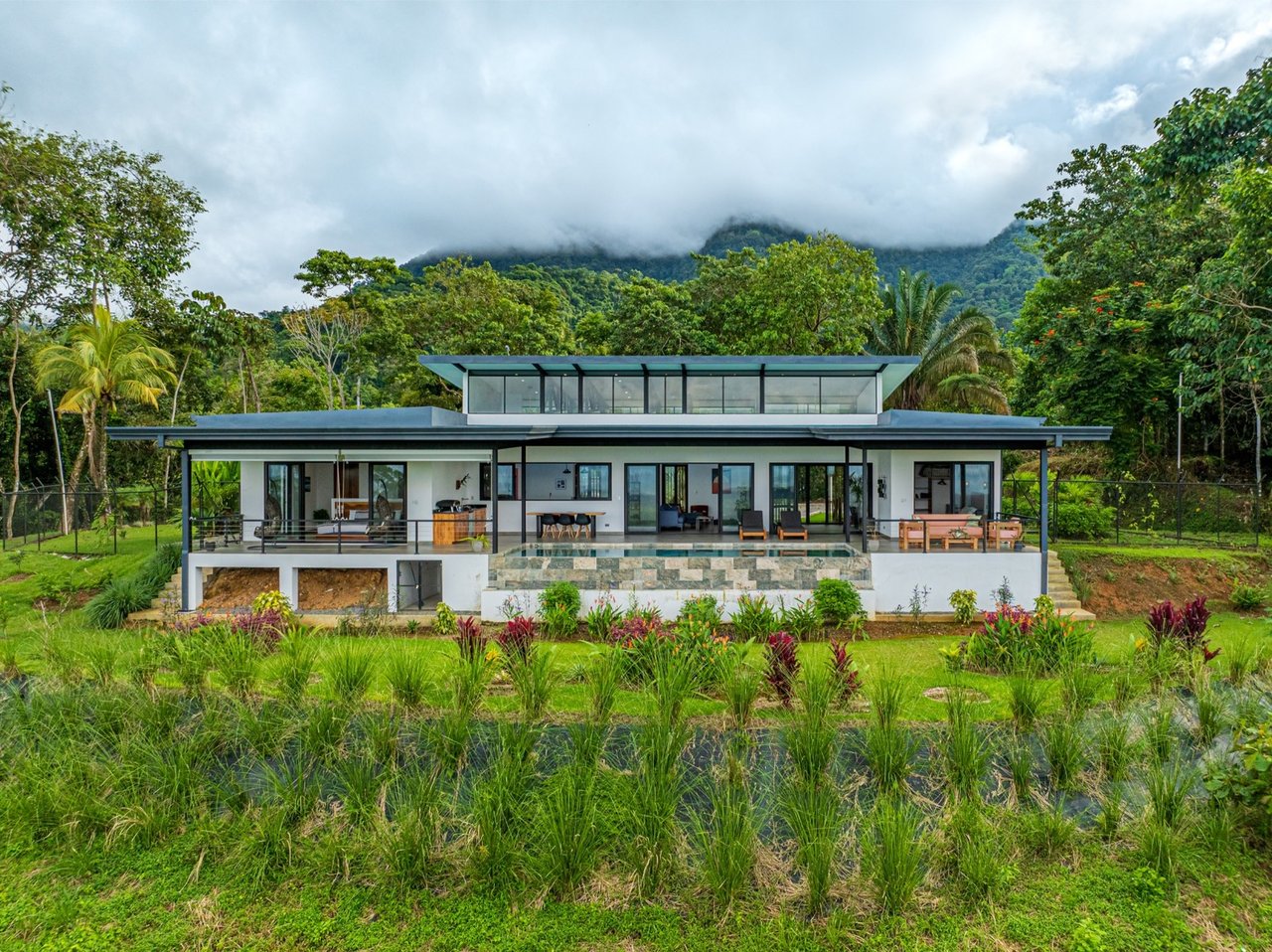 Solar Powered Infinity Pool Home, Ojochal, Puntarenas