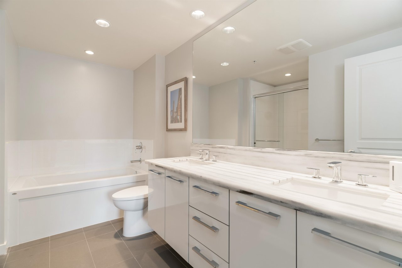 501-3093 Windsor Gate