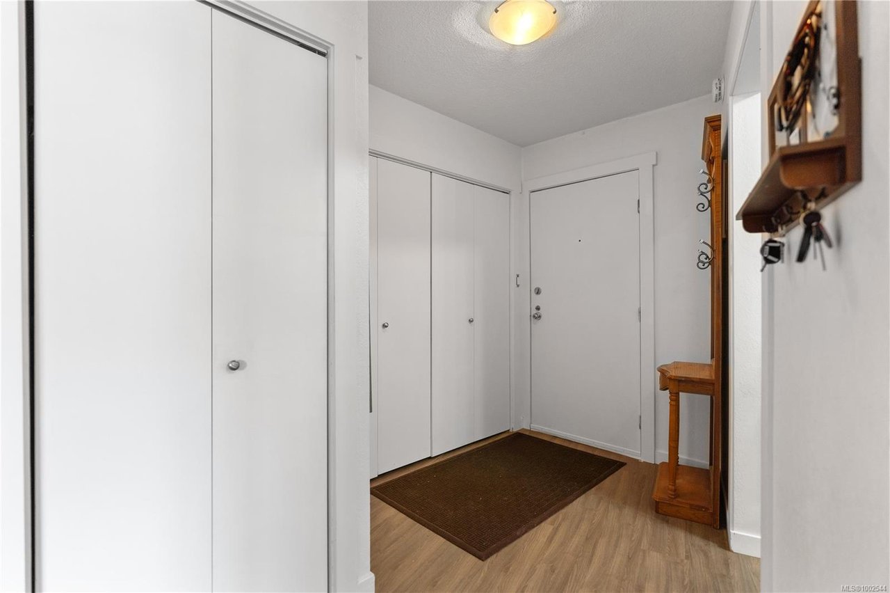 303-848 Esquimalt Rd, Esquimalt