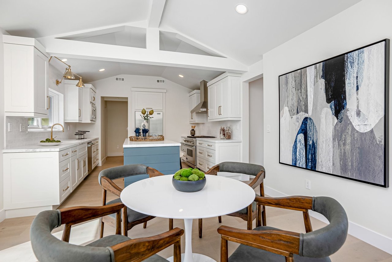  Breakfast  Nook  with  Cozy Fireplace