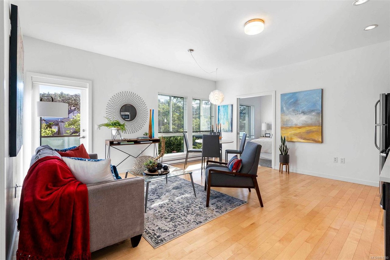 207-4050 Douglas St, Saanich