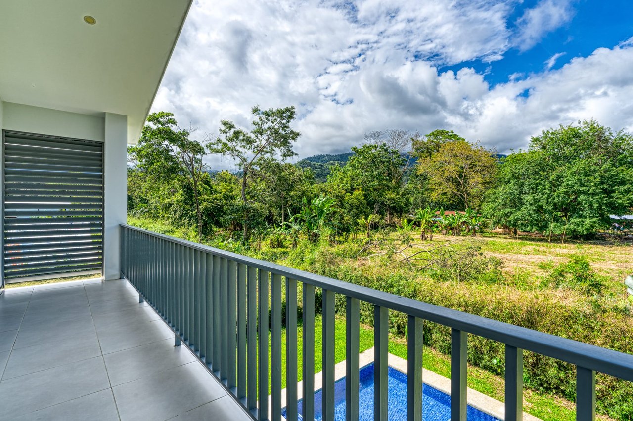 3 BEDROOM MODERN HOME WITH POOL WALKING DISTANCE TO EVERYTHING IN UVITA