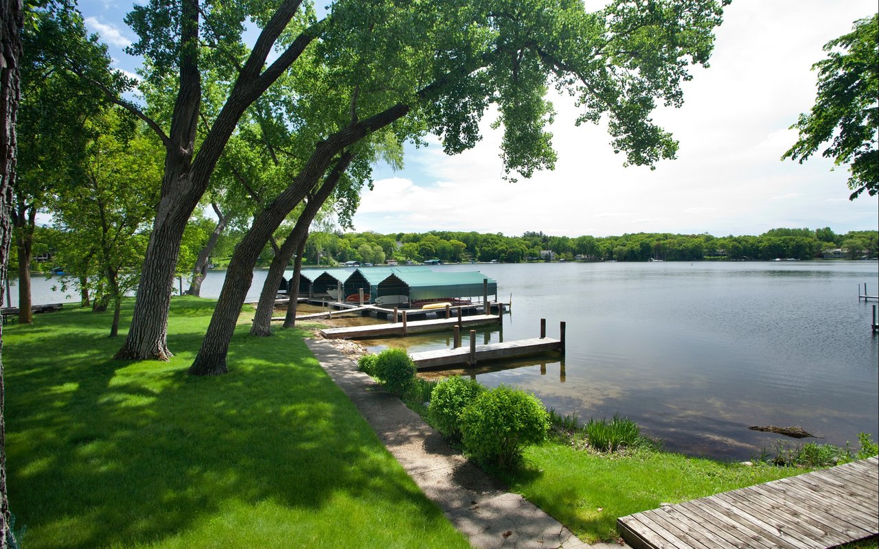 19780 Lakeview Ave | Deephaven