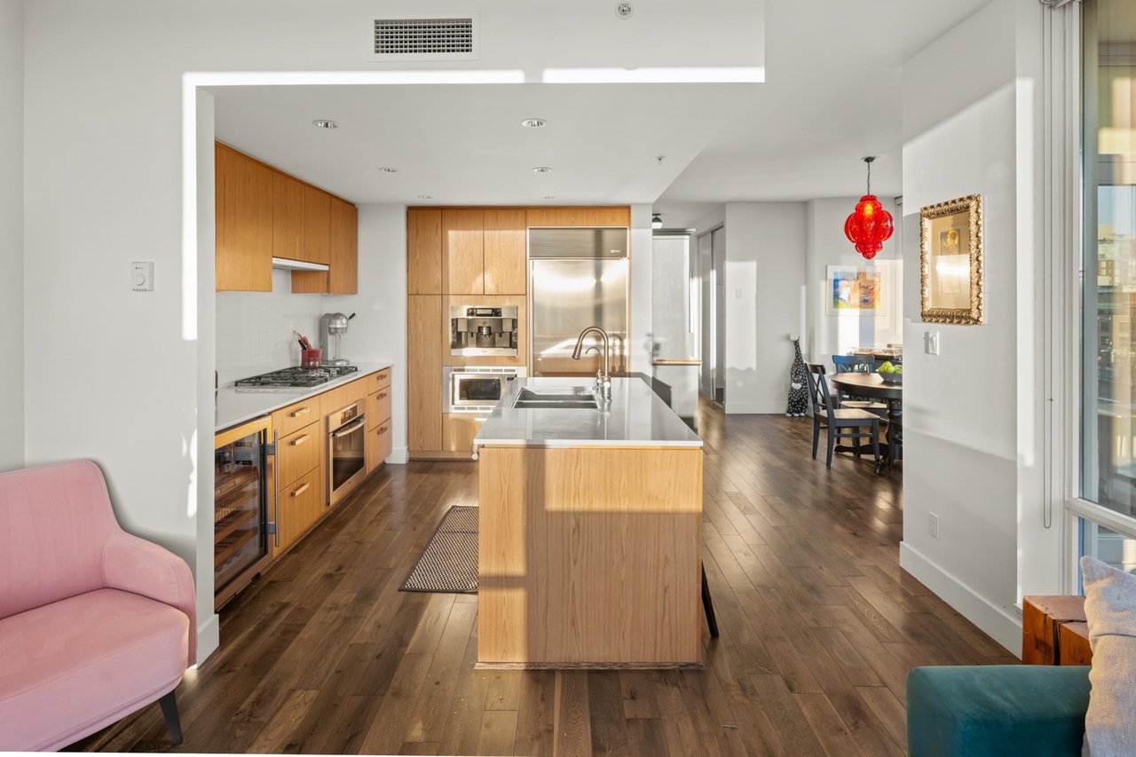 902-1675 W 8th Ave