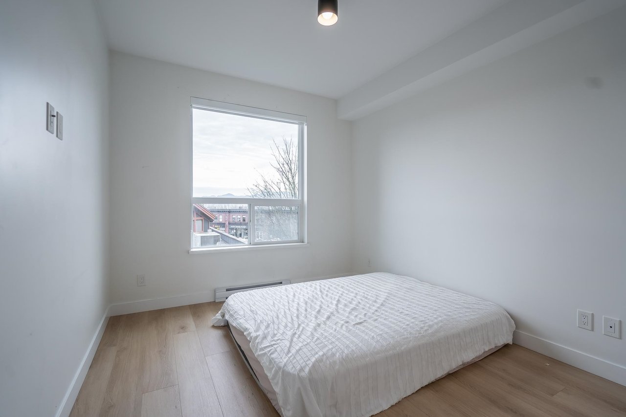 327-2493 Montrose Ave