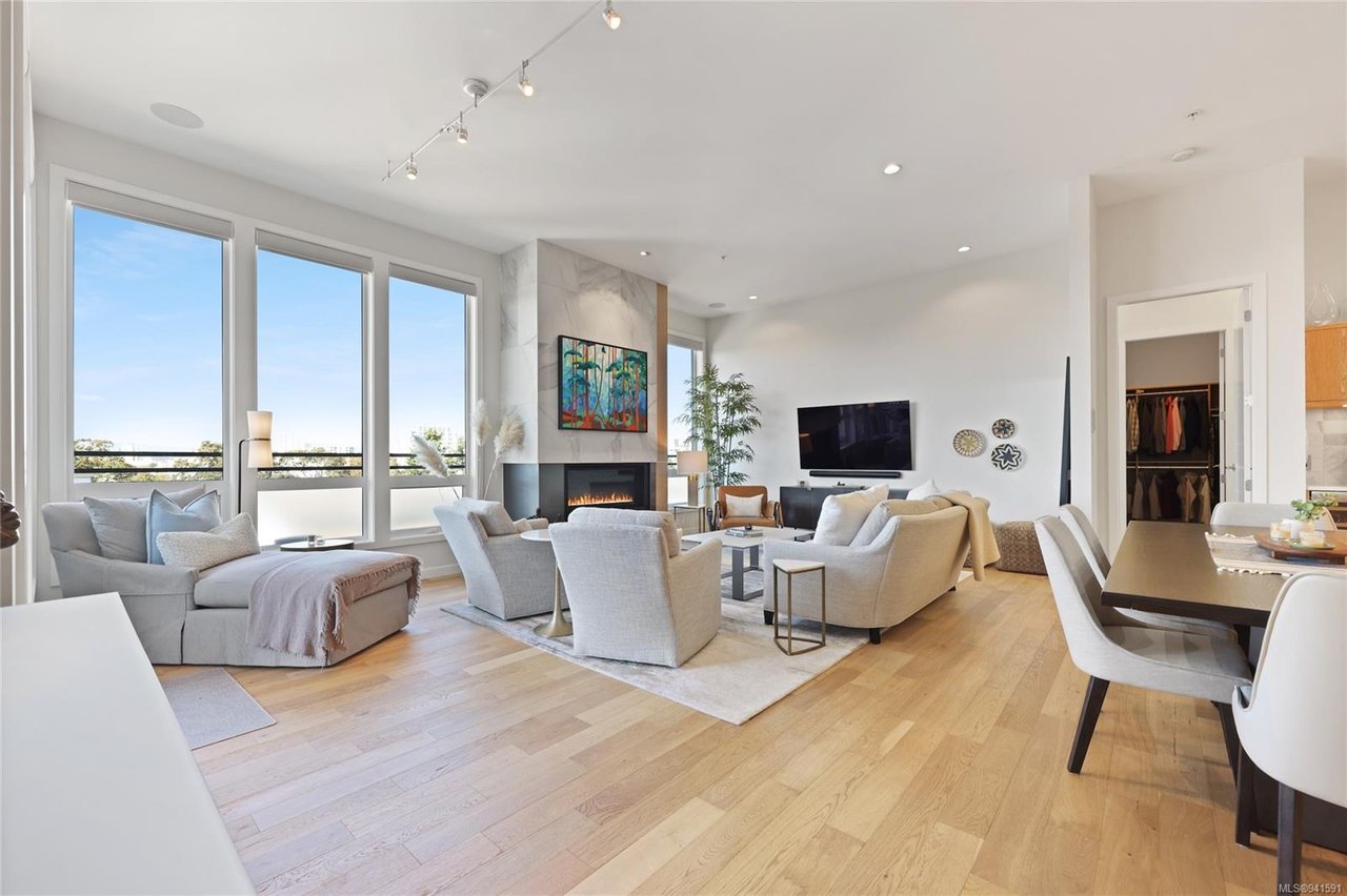 403-1018 Pentrelew Pl