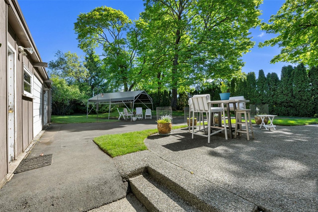 989 Abbey Rd, Saanich
