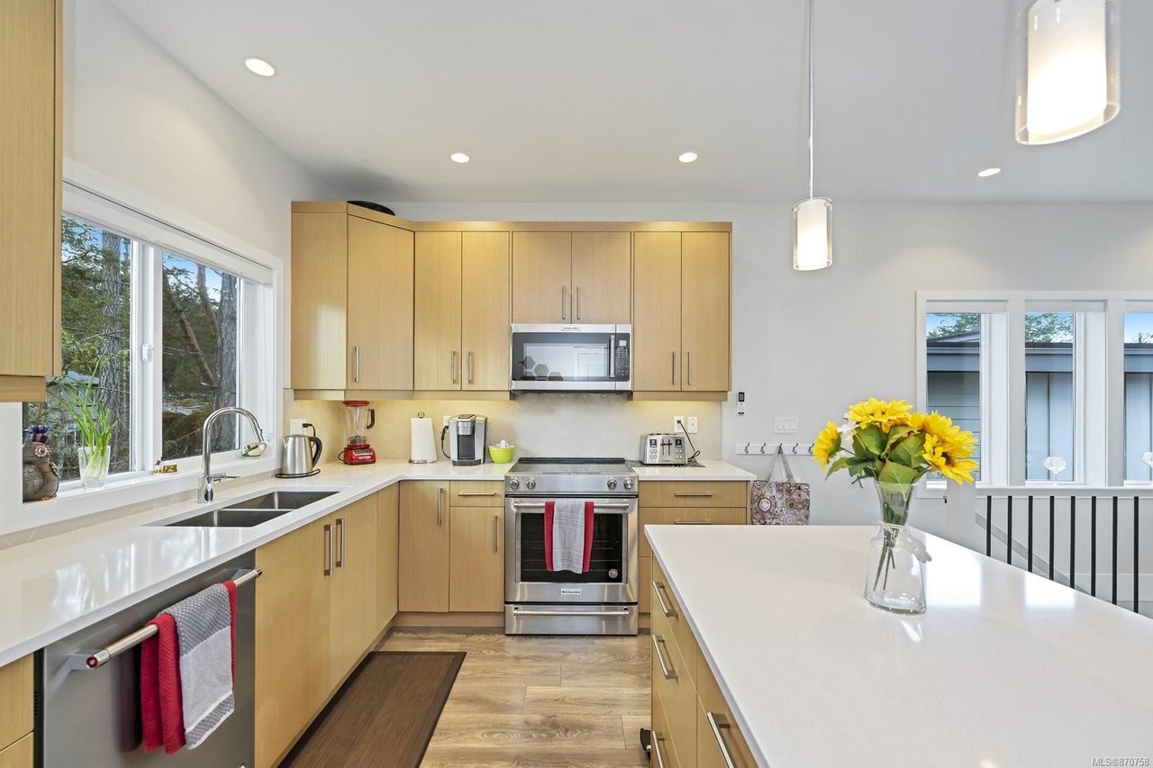 2214 Echo Valley Rise, Langford