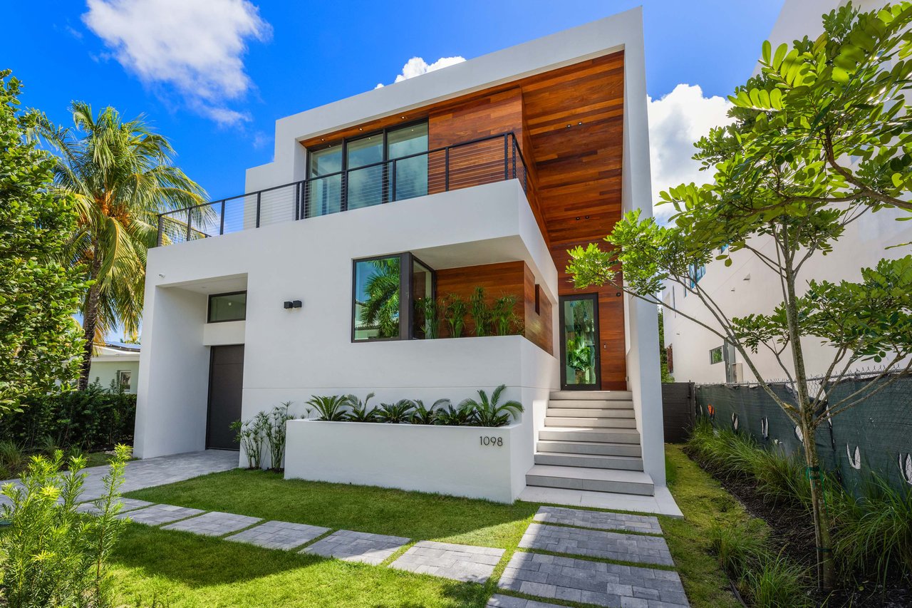 1098 N Venetian Dr