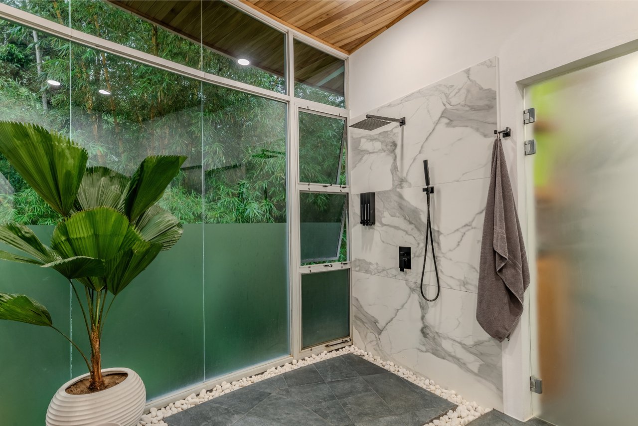 Solar Powered Glass Villa, Ojochal, Puntarenas
