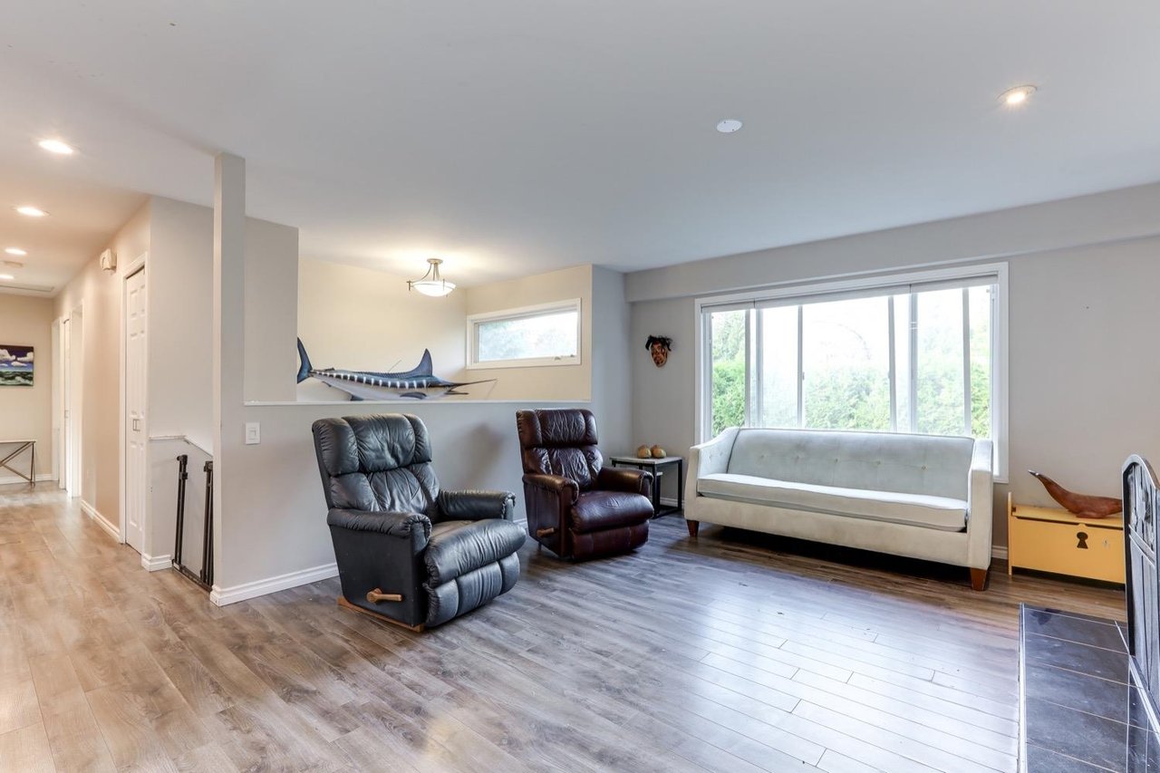 2552 Jura Cres