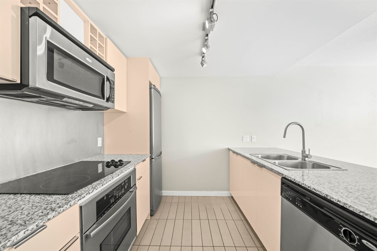 1905-233 Robson St