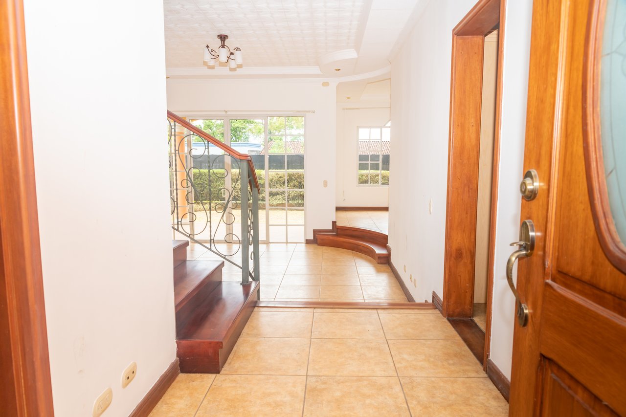 Colonial Gated Community Villa, Curridabat, San Jose