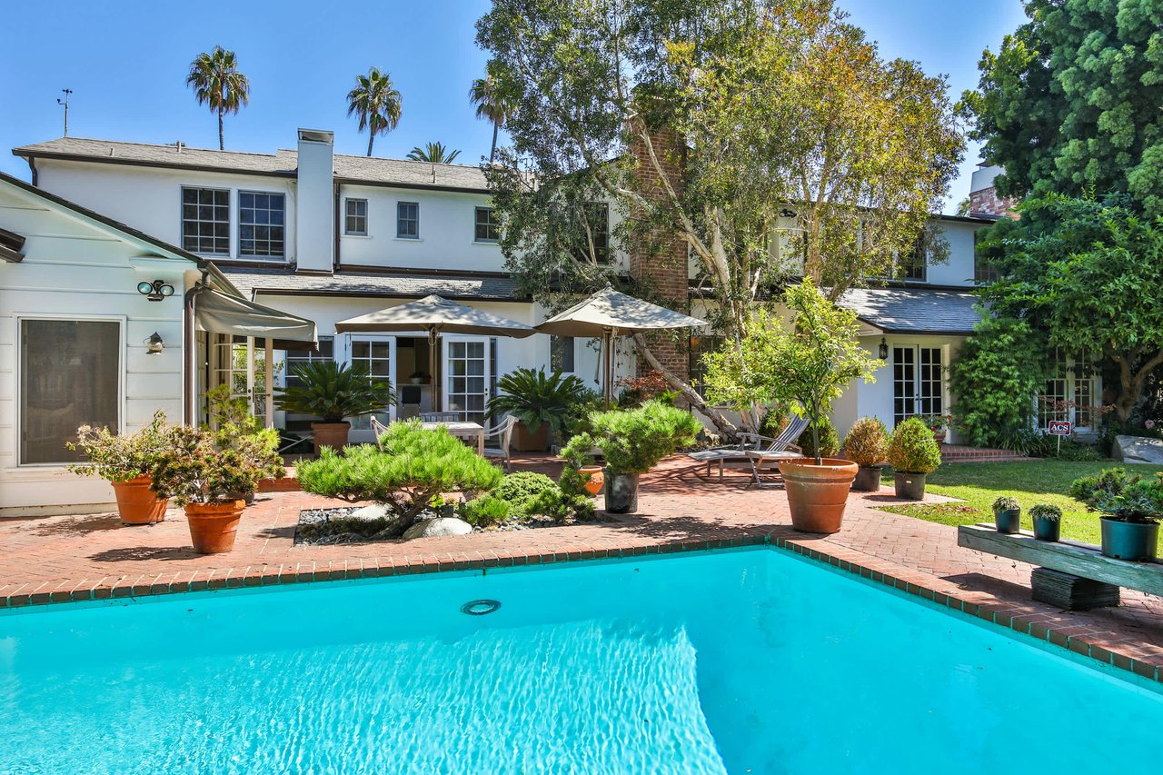 Beguiling Colonial In Brentwood Park