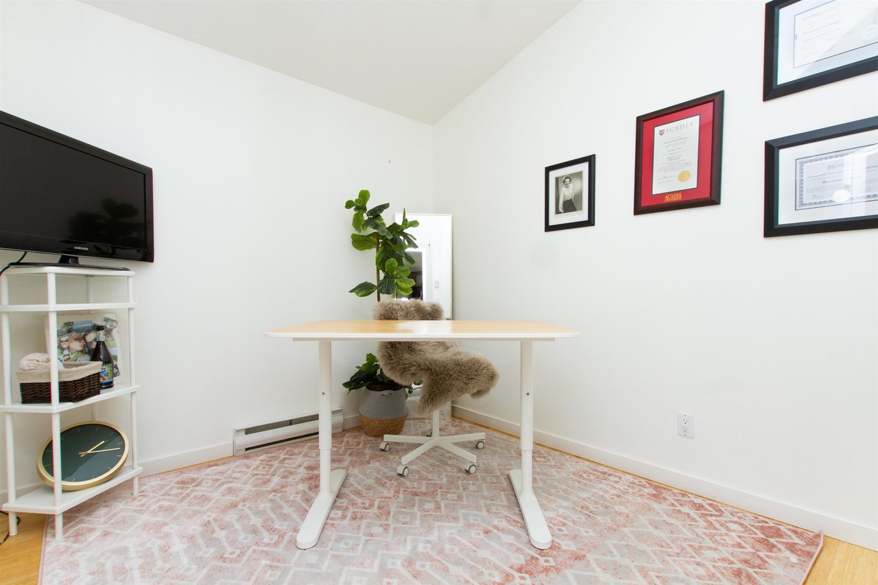 1016 Edgewater Cres