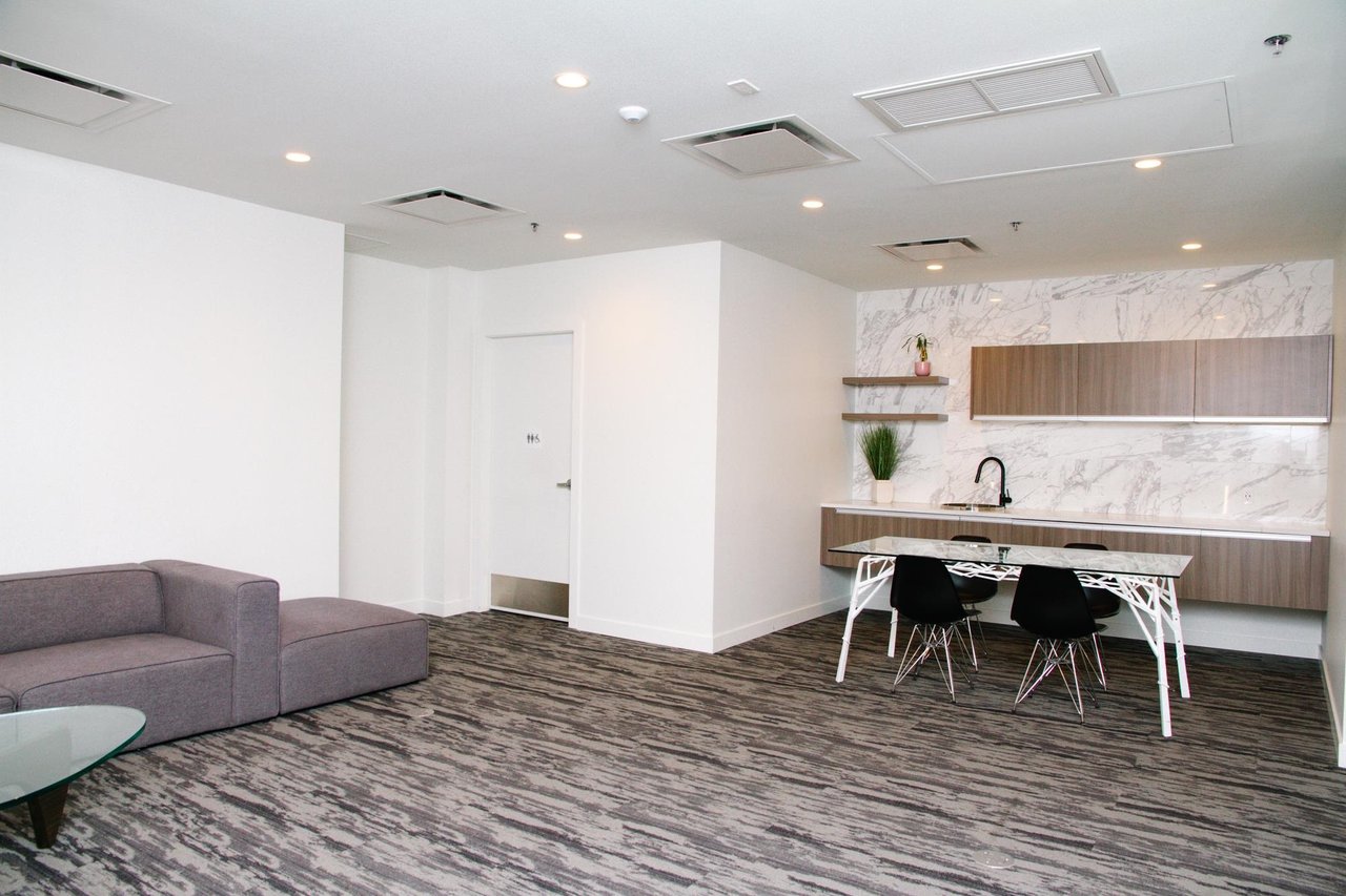 212-528 W King Edward Ave