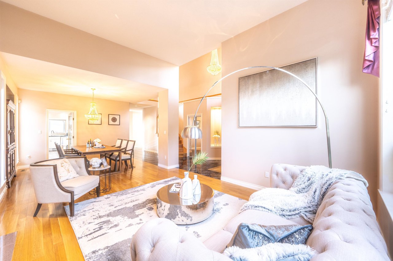2588 Diamond Cres