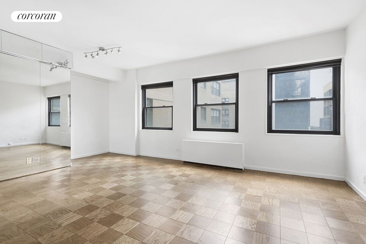 58 West 58th Street Unit: 15D