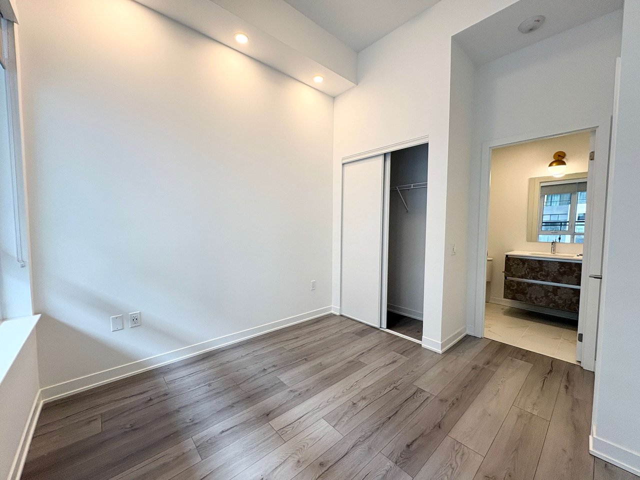 395 Dundas St W Unit: 223