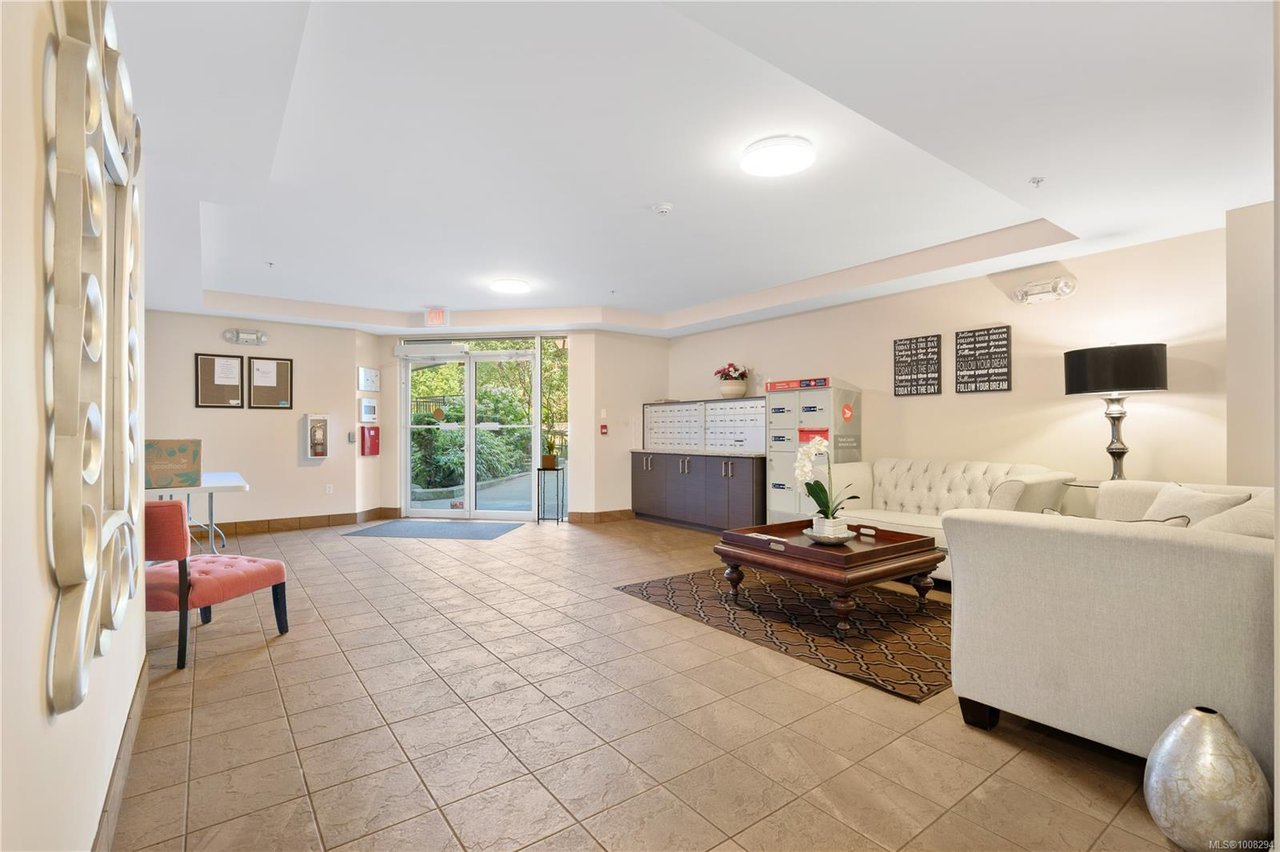 106-935 Cloverdale Ave, Saanich