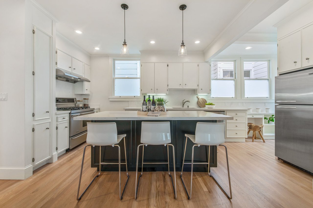 3041 Baker St