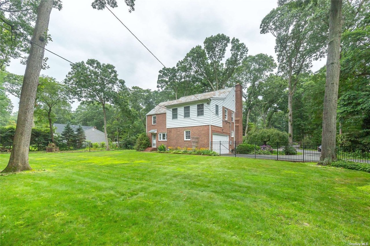 30 Colonial Dr, Huntington