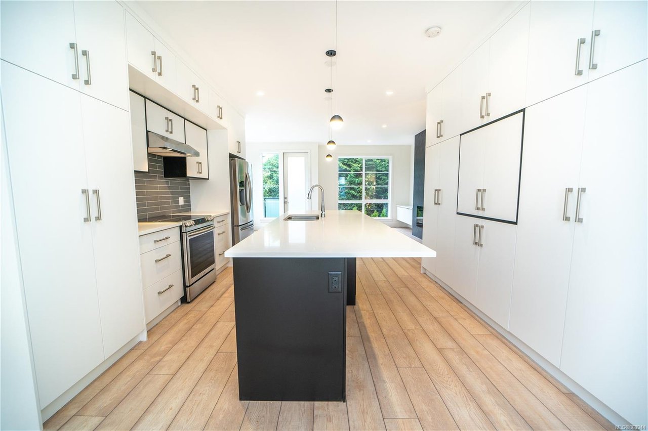 3-1052 Tillicum Rd, Saanich