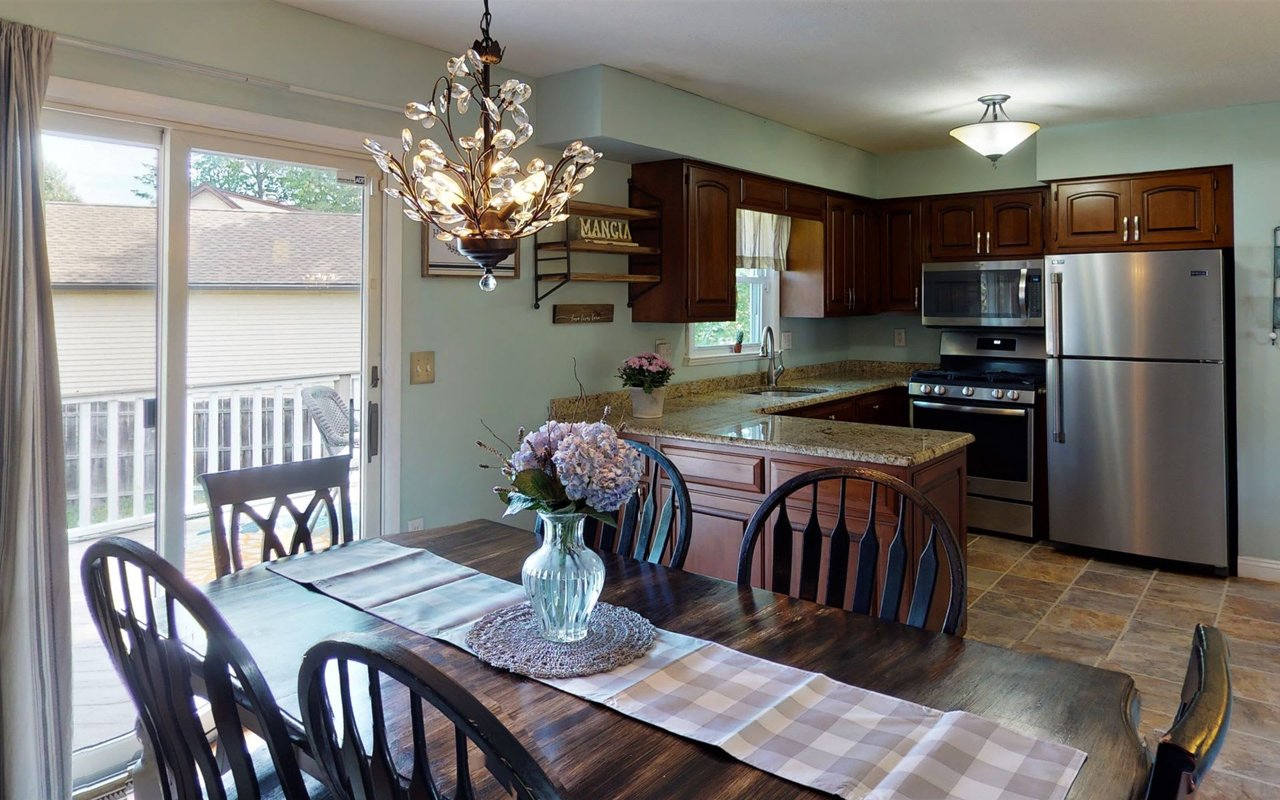 8 LANGMOORE DR
